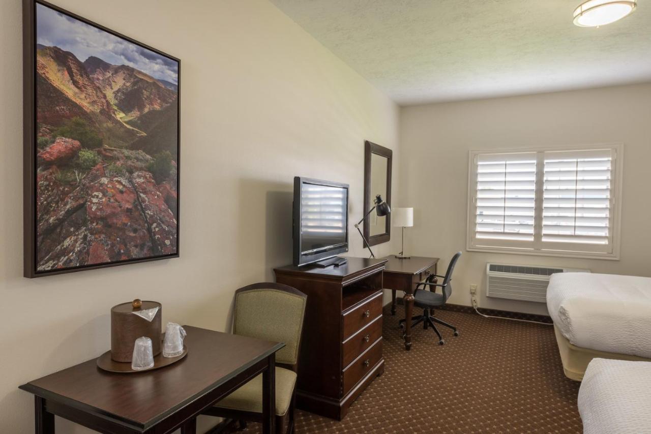 Landmark Inn And Suites เวอร์นอล ภายนอก รูปภาพ